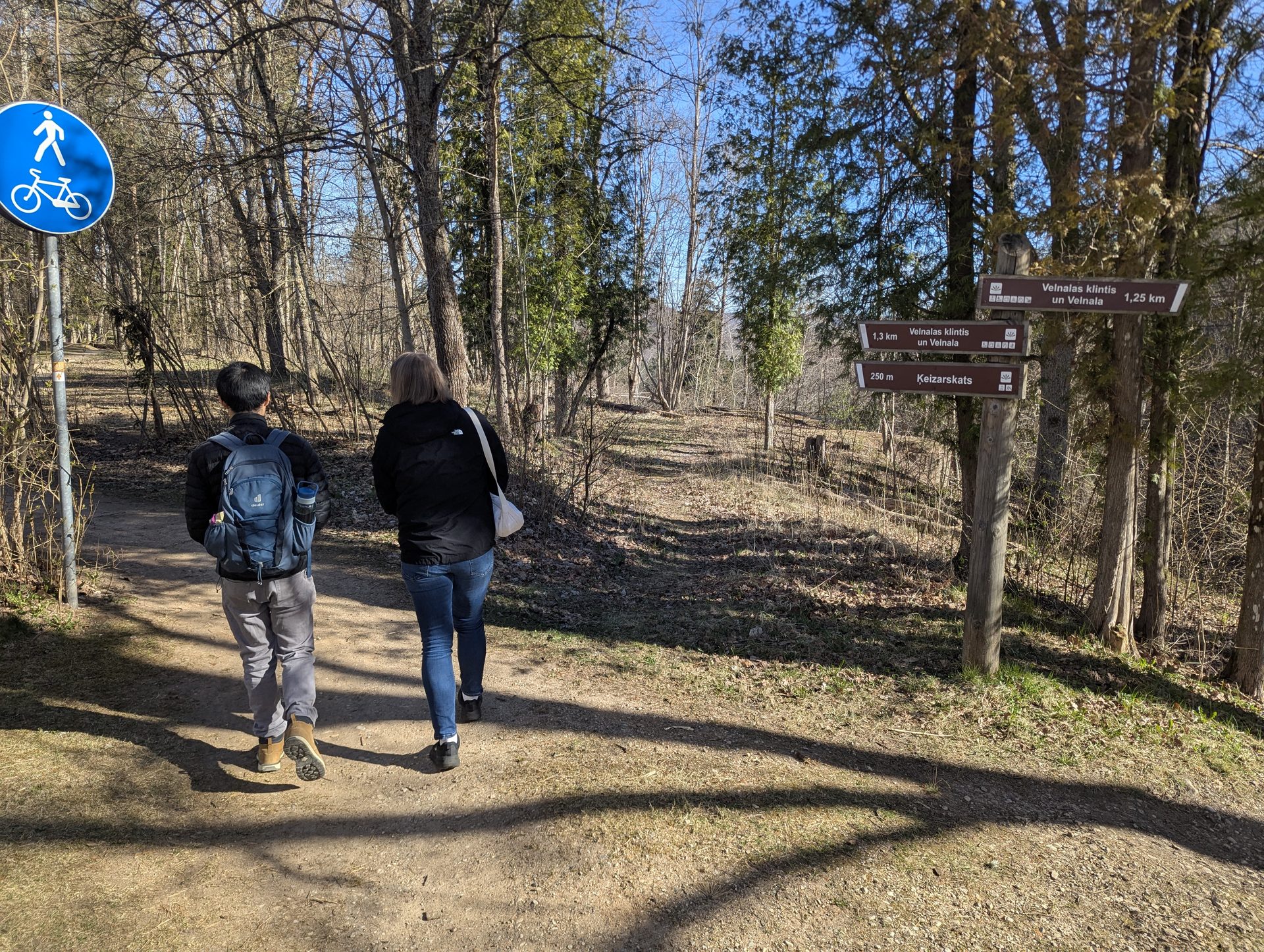 Guests on the Gauja Valley walking trails near Velnu klints